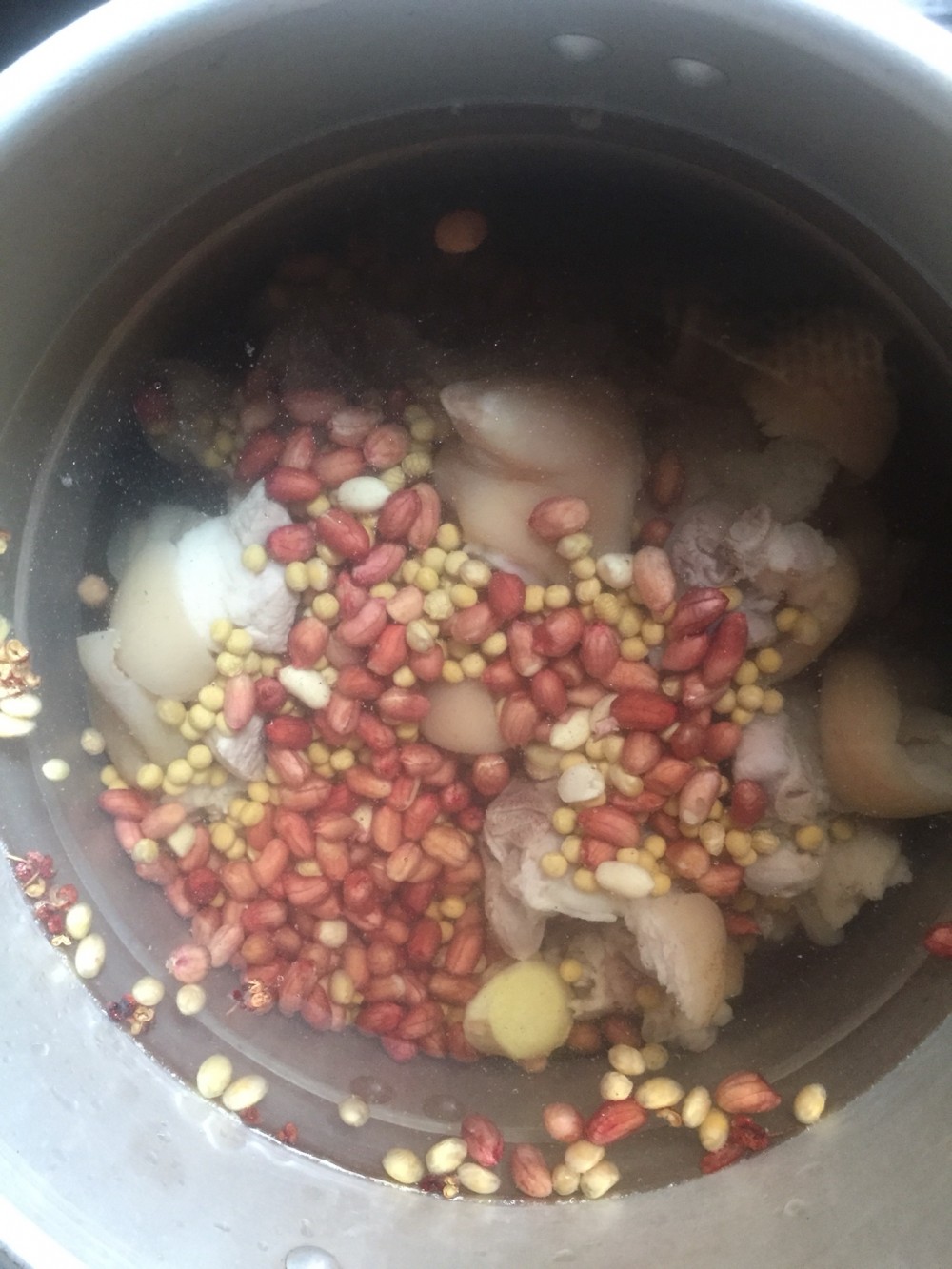 黃豆花生豬腳湯