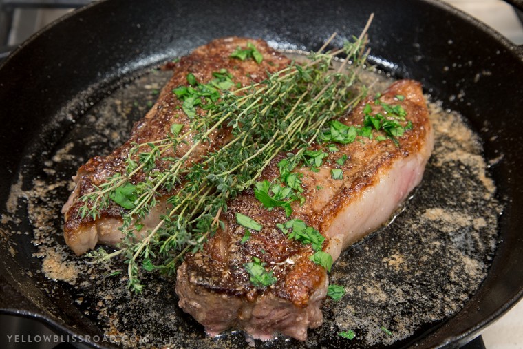 香煎牛扒配紅酒蘑菇肉汁醬