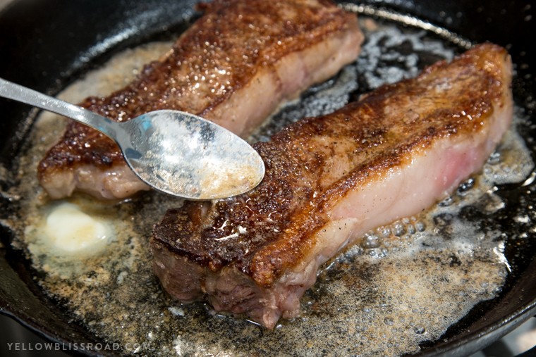 香煎牛扒配紅酒蘑菇肉汁醬