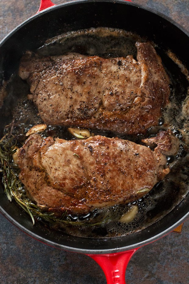 香煎牛扒配紅酒蘑菇肉汁醬