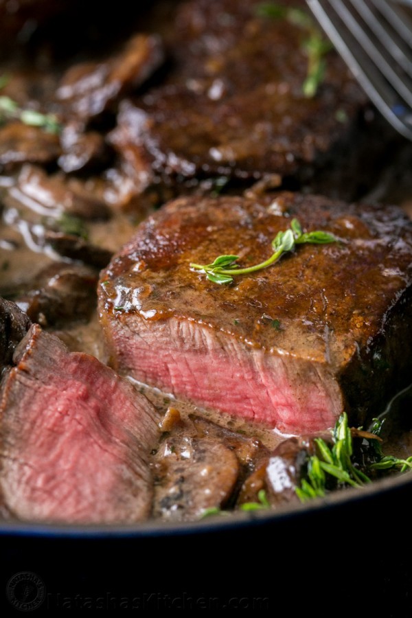 香煎牛扒配紅酒蘑菇肉汁醬