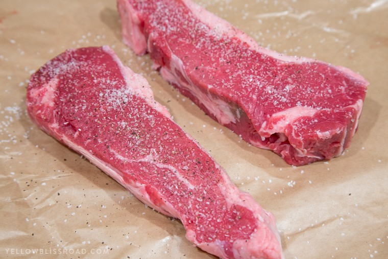 香煎牛扒配紅酒蘑菇肉汁醬