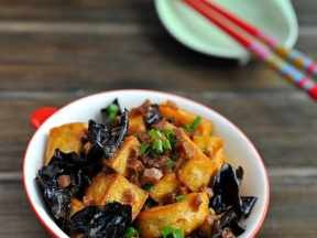 黑木耳冬菇炒豆腐