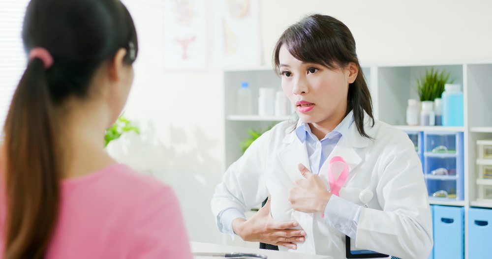 摸到乳房硬塊不一定是患有乳癌。有可能是囊腫、或是良性的纖維囊腫、或是纖維腺瘤。
