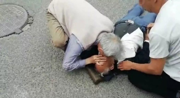 【 年老力壯】83歲白髮醫生 跪地做CPR人工呼吸 搶救96歲老人