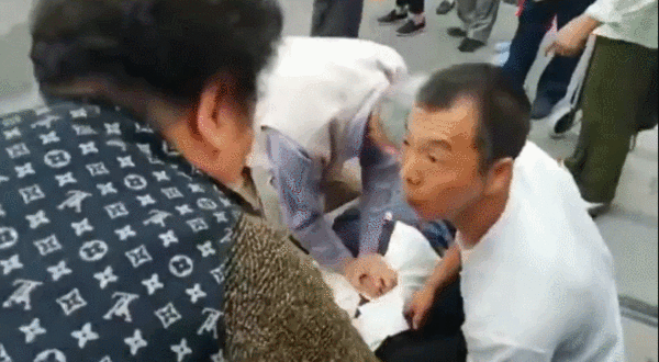 【 年老力壯】83歲白髮醫生 跪地做CPR人工呼吸 搶救96歲老人