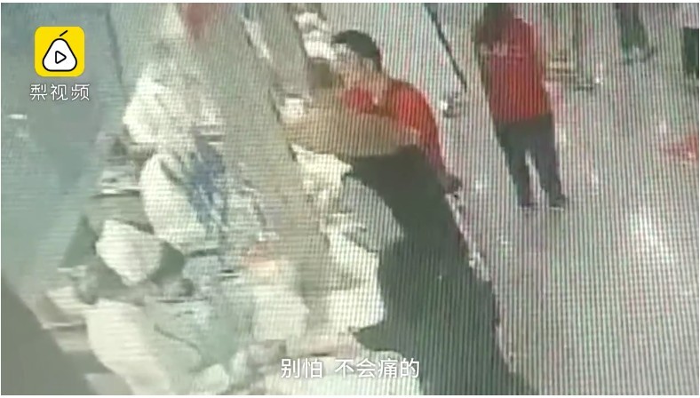 【感動網民】七旬老太太怕抽血 暖男爺爺溫柔抱入懷:別怕!