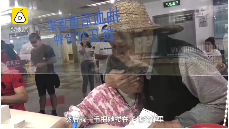 【感動網民】七旬老太太怕抽血 暖男爺爺溫柔抱入懷:別怕!