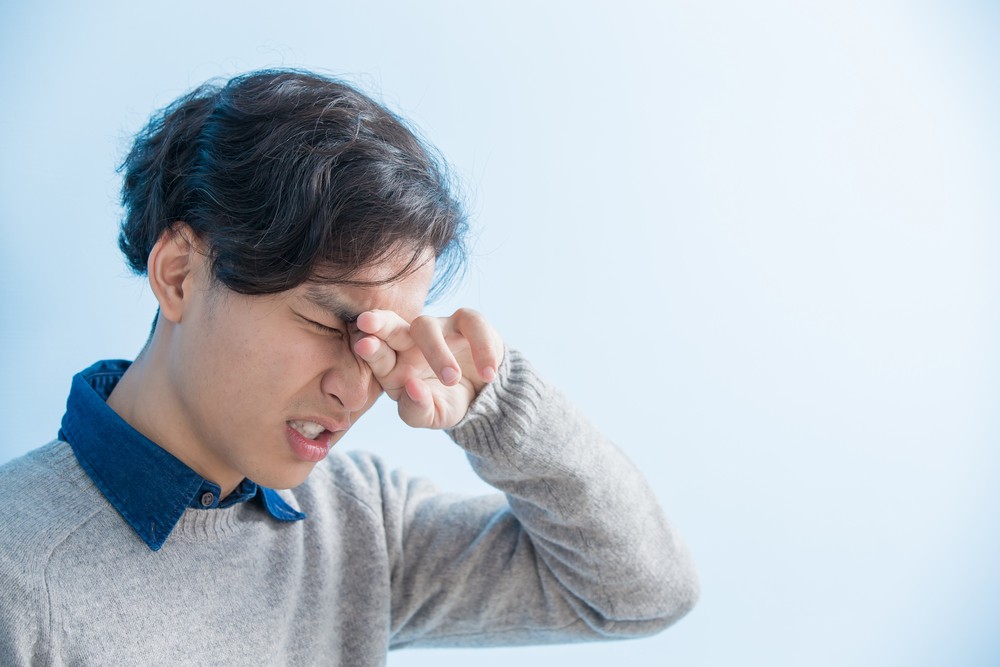 【女士注意】隱形眼鏡會掉到眼球後面?強行拔取恐致失明