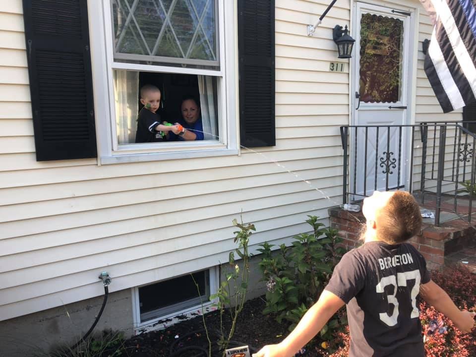 本來只有Quinn的父母和叔叔到窗前和他互動