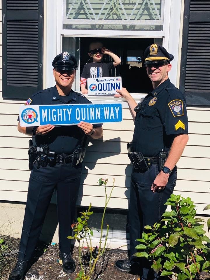 連警察都到Quinn的窗前鼓勵他