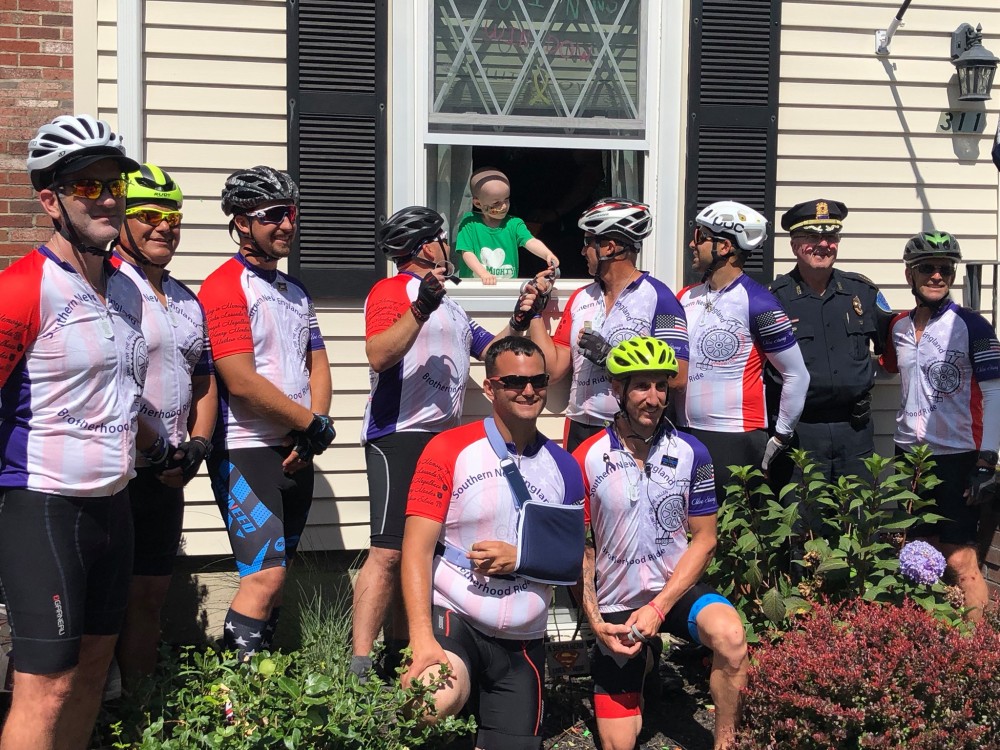 Quinn更將自製的手環分發給單車隊的人