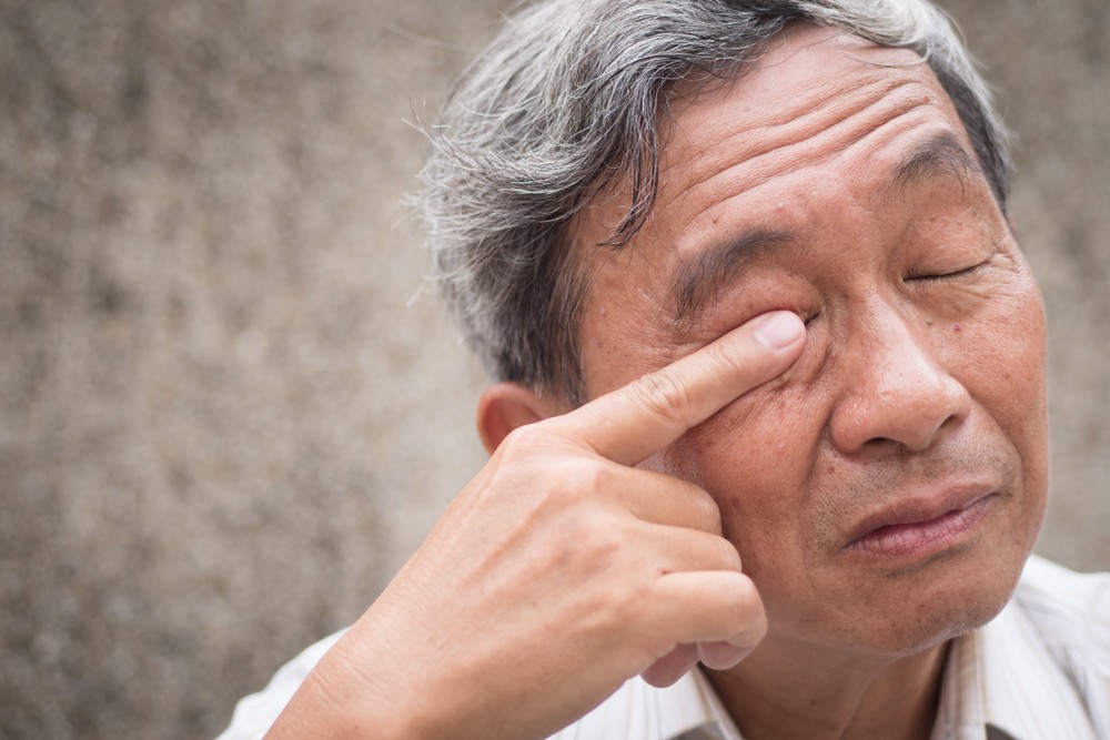 睫毛向內生長、結膜炎都會令眼晴受到刺激,繼而出現眨眼頻繁的情況。