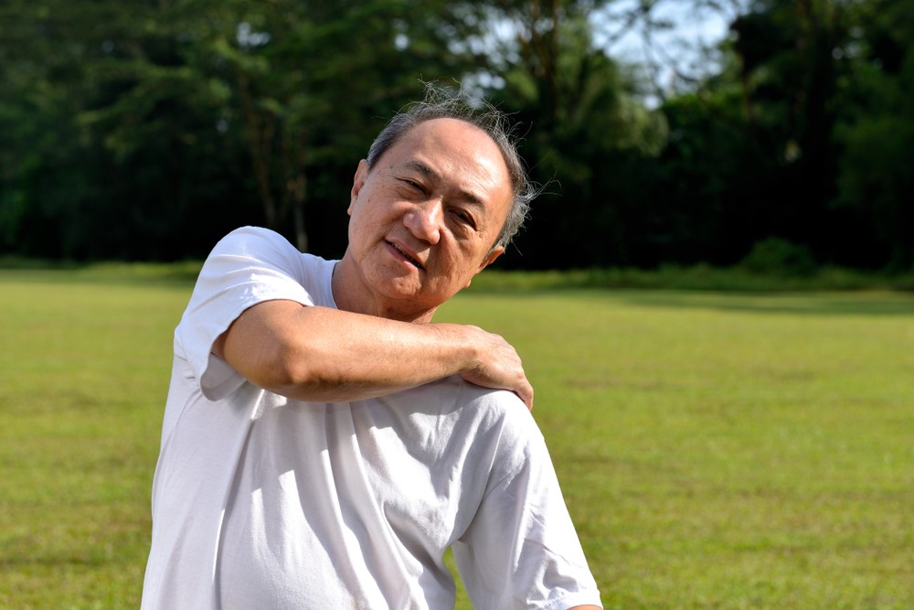 五十肩復健運動的重點在於伸展肩關節,幫助肩膀恢復活動能力。