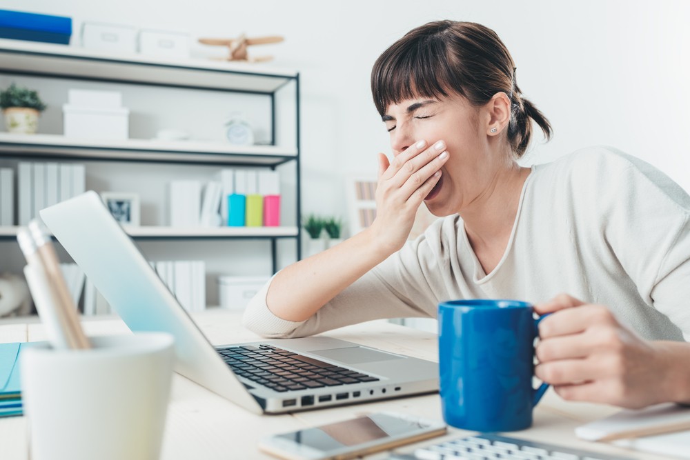 之前已有很多研究認為,睡眠不足和阿茲海默症有關。