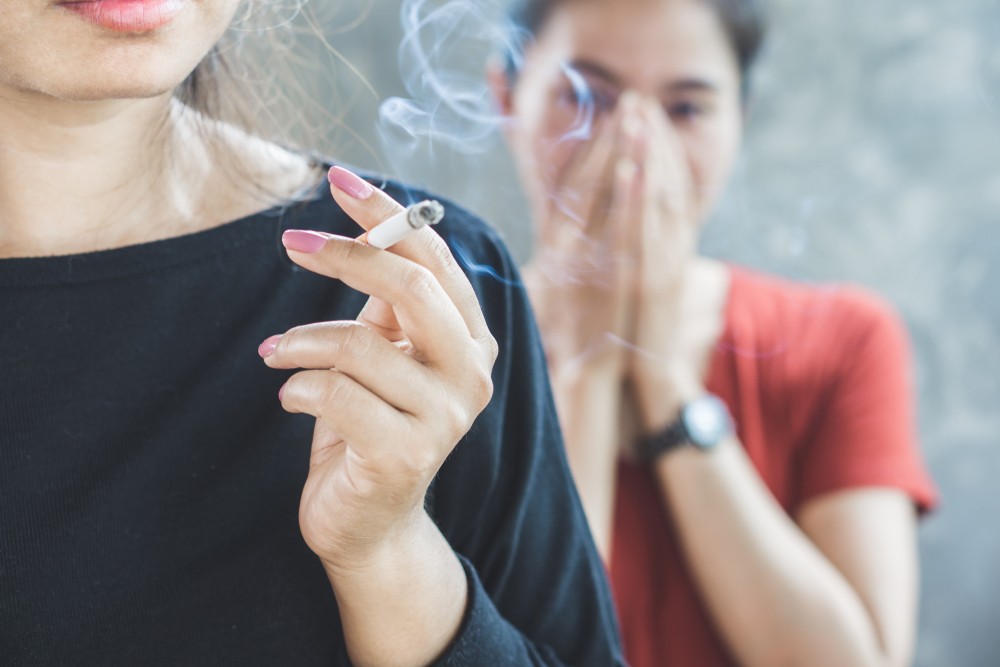 吸入二手菸也是罹患肺癌的其中一個因素。
