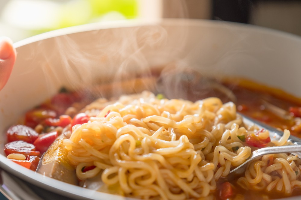 在經濟環境欠佳下,家庭的飲食習慣亦傾向從傳統烹調、具均衡營養的蔬果肉食,轉為相對實惠方便,但營養價值不高的加工預製食品,如即食麵等。