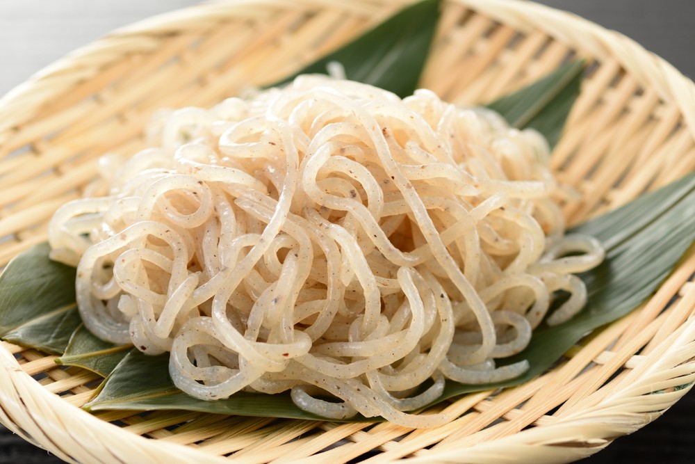 大家要注意，蒟蒻糖雖然有膠狀的結構，但並不會像魚膠 (gelatin) 產品一樣在口中融化，因此大家在進食時要多加留意，尤其是老人和小孩。