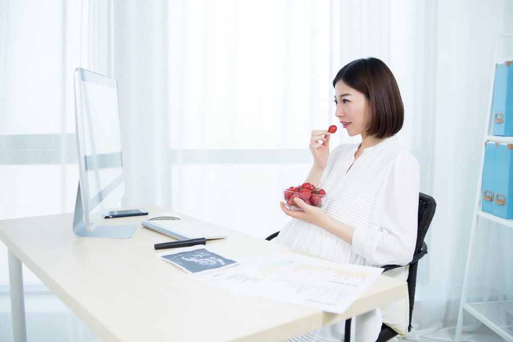 在懷孕期間,婦女每天應攝取85毫克的維生素C。