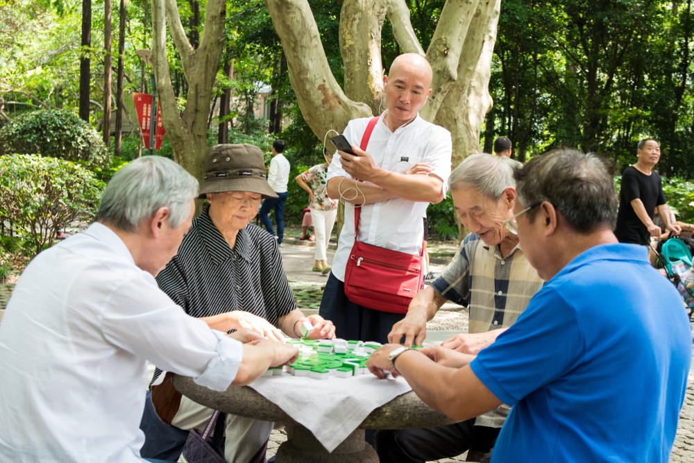 不少長者均會參加朋友聚會,例打麻雀、下棋、打牌等活動。