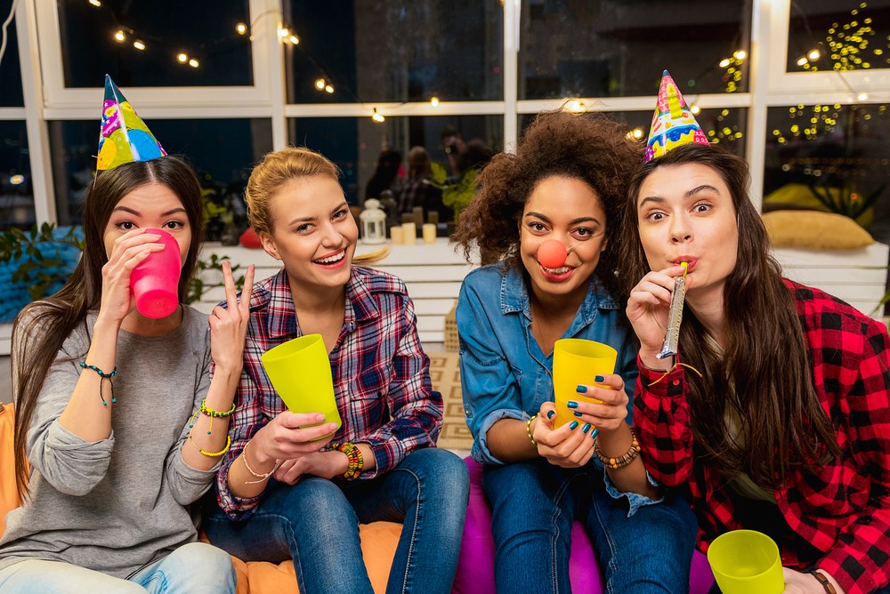 結果發現,外向和活躍的青年人,在70歲時患上失智症的機會,減低7%。