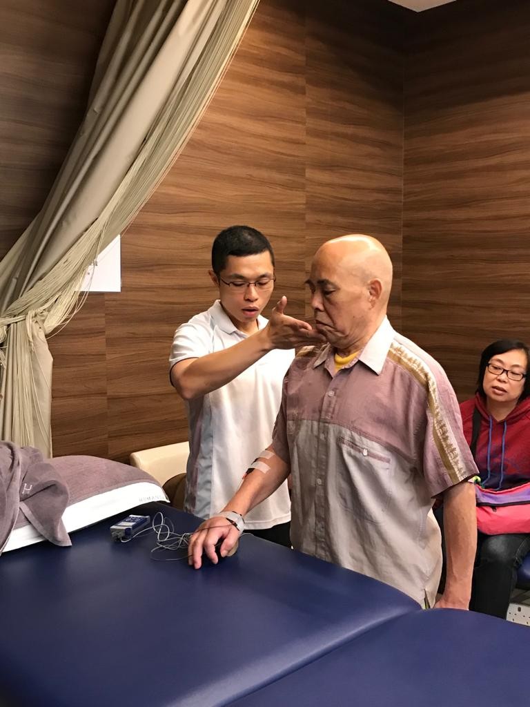 胡生中風後,失去身體活動能力,需要躺床。情況好轉後再接受康復治療。