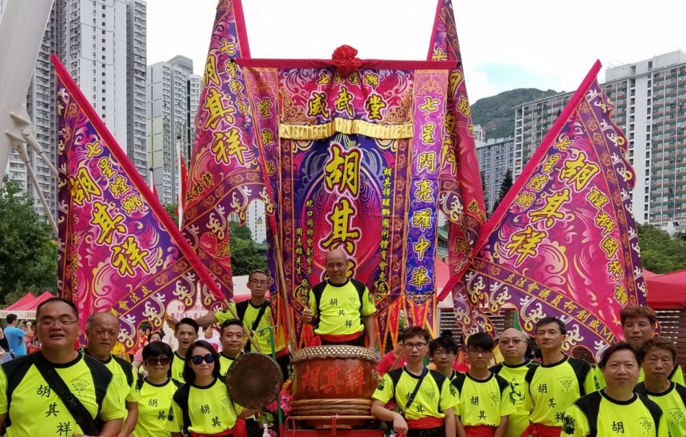 胡生未中風前最愛舞獅。(中間打鼓者)