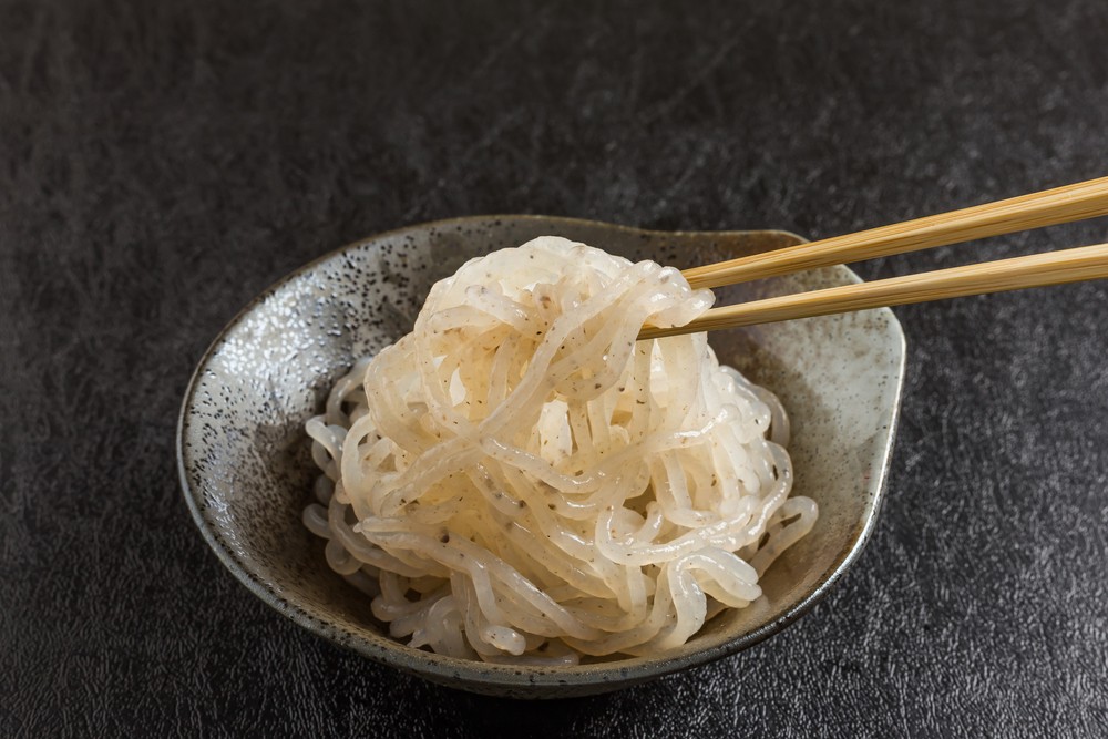 蒟蒻對膽固醇也有影響，2008年曾有一份系統綜述，發現蒟蒻或能有助降低總膽固醇、壞膽固醇和三酸甘油酯。