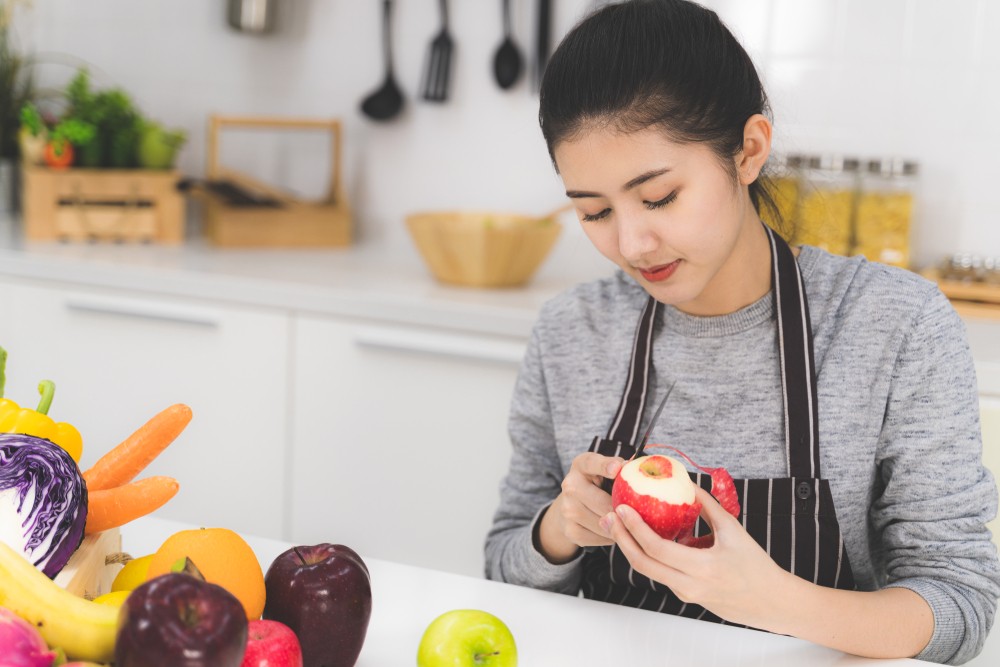 食物安全中心提醒大家,蘋果皮上的蠟質屬天然或可食用,不會對身體造成不良影響,市民毋須特別削走果皮才吃。