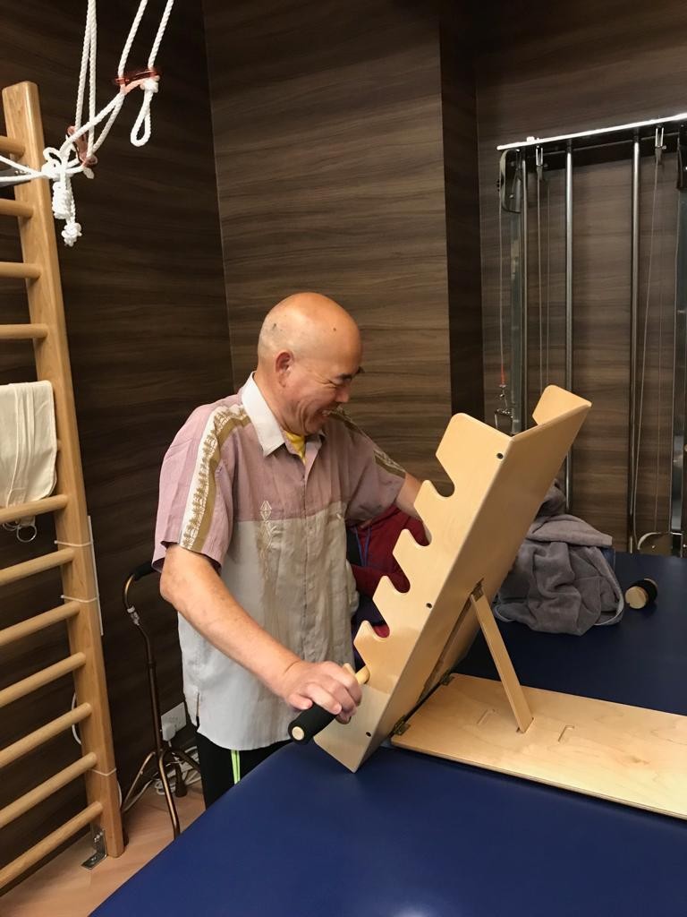 中風者胡生努力地進行物理治療。