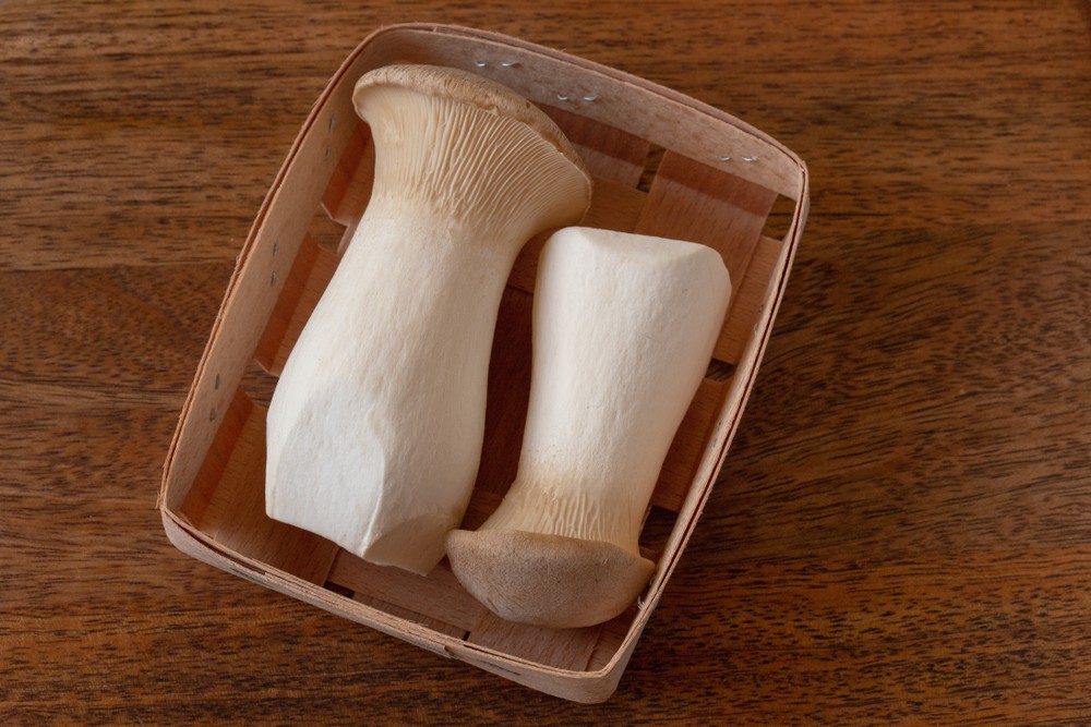 杏鮑菇低脂肪、低熱量的優點，有助減少熱量和脂肪攝取，而高纖維有助增加飽肚感，從而有助體重控制。