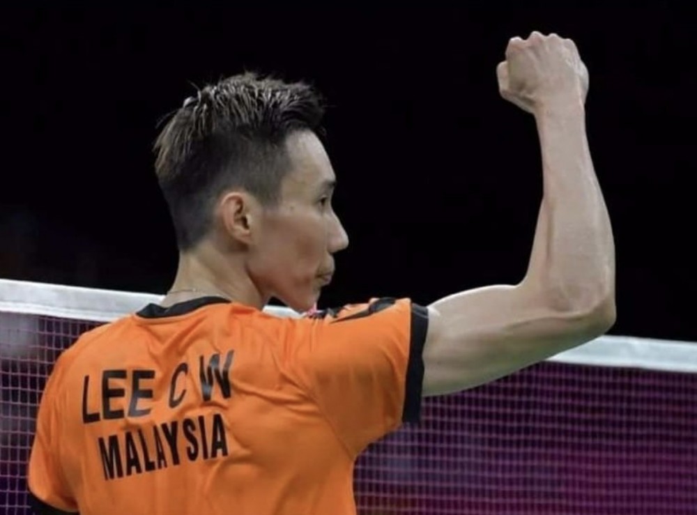 今年6月，馬來西亞羽毛球一哥李宗偉召開記者會，含淚宣布掛拍。