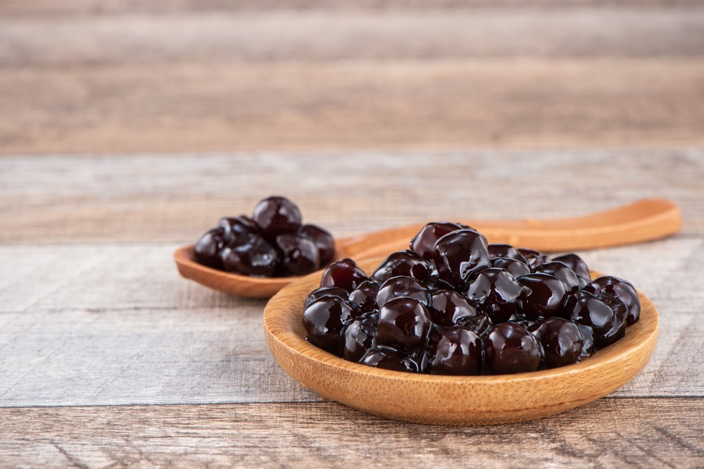 每日建議的鈉攝取量為2,300 mg或以下,而膳食鹽不只是你在餐點上灑的鹽,還包括在加工零食、湯和調味品中的鹽。