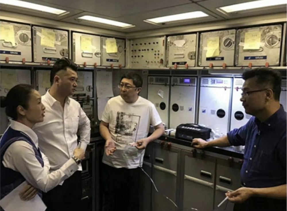 一位老人搭長途機無法排尿險爆膀胱，有醫生竟「用嘴吸尿」急救成功。