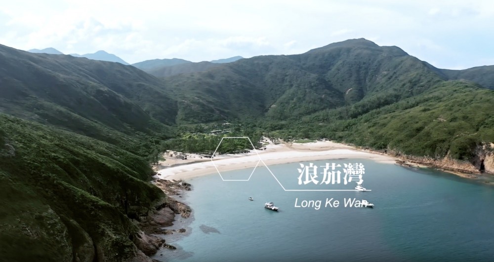 麥理浩徑第一段所途經的萬宜水庫,以巨大的容水量、傾斜的堤岸和宏偉的水壩馳名。