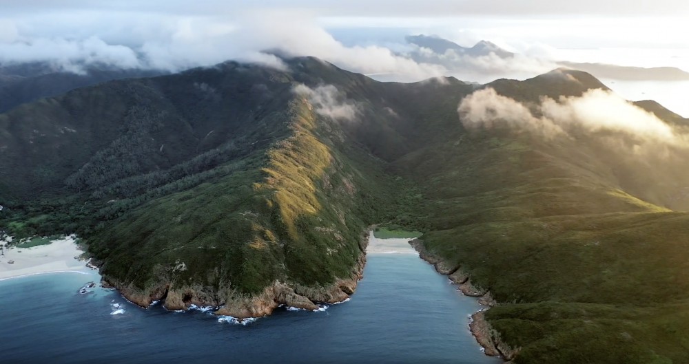 麥理浩徑第一段環繞著西貢東郊野公園內的萬宜水庫南部而行,是一個舒適的開始,大部分路徑都是平坦的,只有小量略帶坡度的段落。