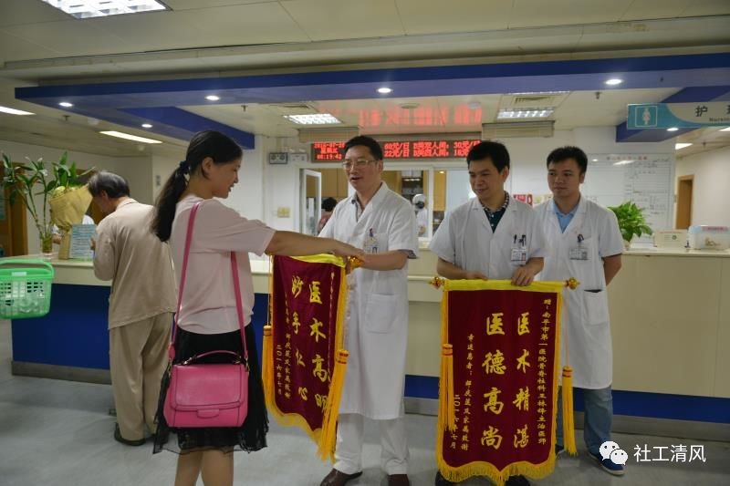 生前,邱醫生對病者、太太、同事、工作,認真如初,貢獻良多。死後,邱醫生延續大愛,捐贈遺體,貢獻醫學。