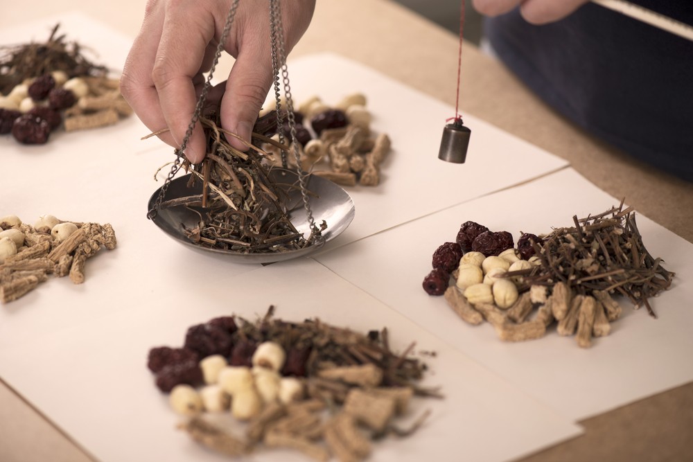 患者可能會有失眠心煩、五心煩熱、心悸不安、頭暈耳鳴、健忘、口乾等的情況,而舌紅。