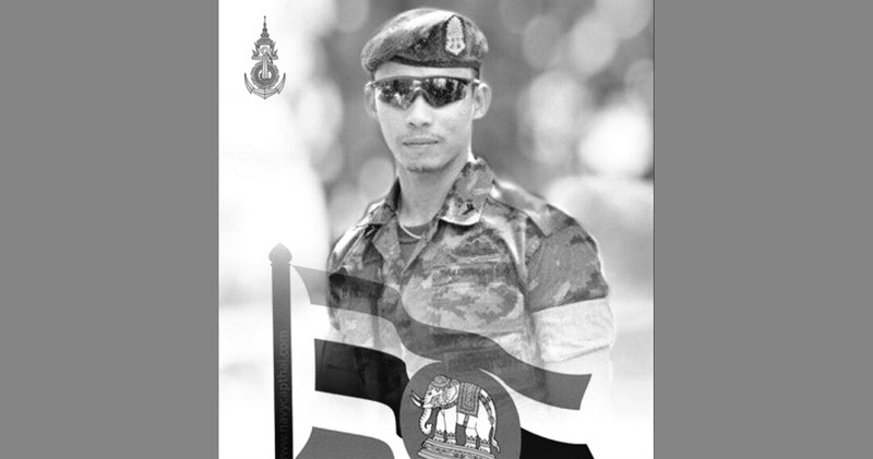 泰國「野豬」足球隊12名少年及其教練，去年6月被困清萊府洞穴兩個多星期後獲救。可惜一名當時協助救援的海豹突擊隊成員與魔搏鬥逾1年後不幸病逝。