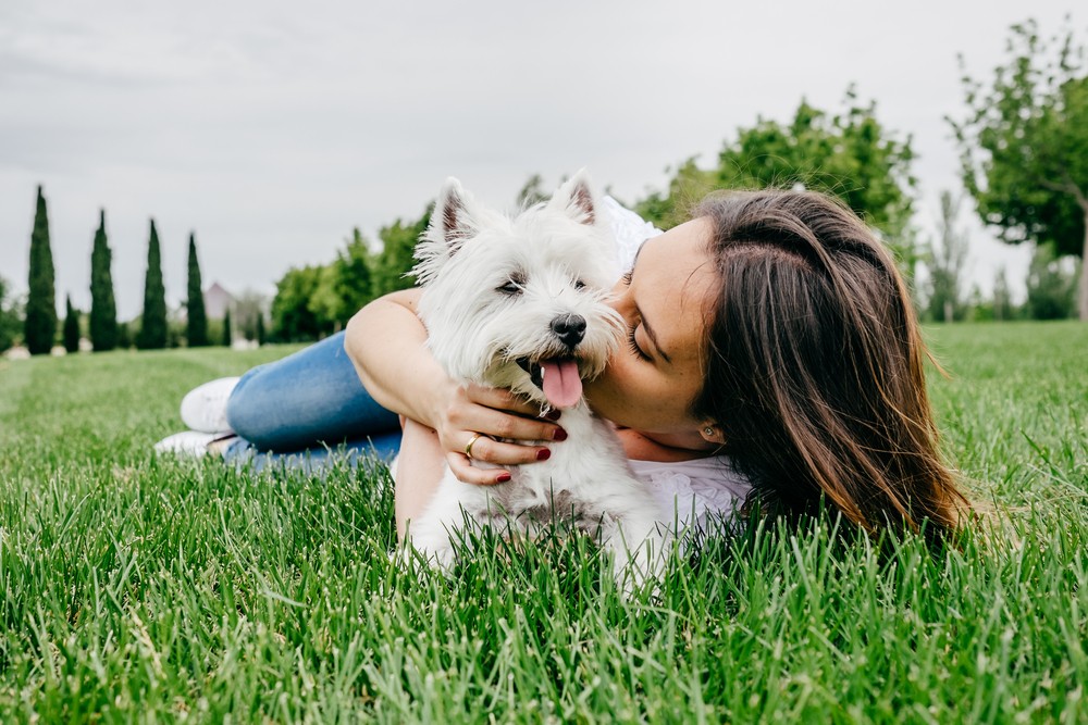狂犬病初期的症狀非特異性,例如發熱、喉嚨痛、發冷、不適、頭痛等,又或抓咬傷部位異樣感之特異性的症狀,在維持幾天後,會出現興奮和恐懼的情況。