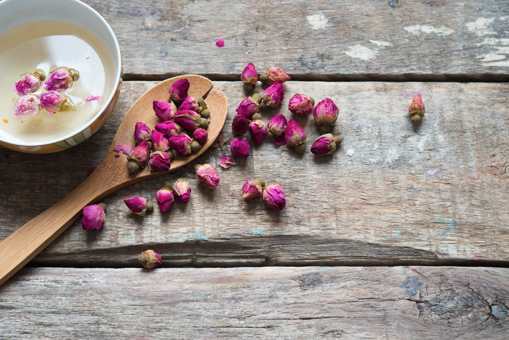 玫瑰花茶同時也含有較多的沒食子酸 (gallic acid),這種抗氧化劑化合物,佔茶的總酚含量的10–55%,並具有抗癌、抗微生物、抗炎和鎮痛的作用。
