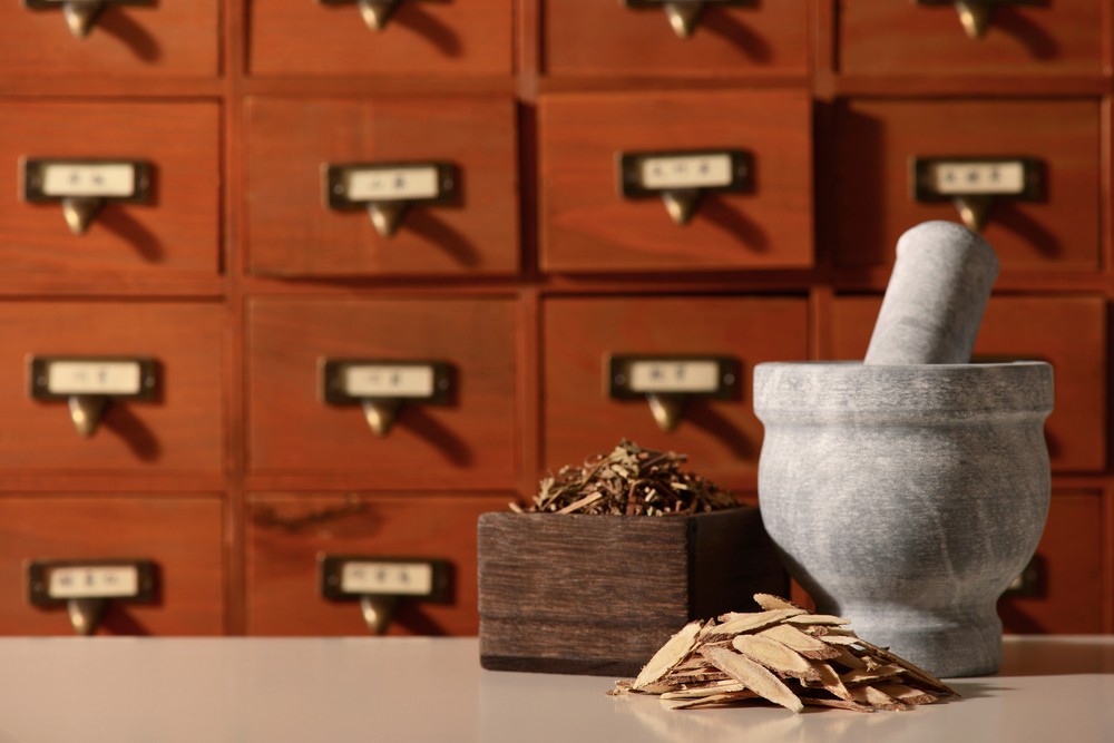 痰熱內擾的患者,會有心慌易驚、胸悶、煩躁多語、失眠、惡夢,或痰多黏稠、口乾口苦等情況,而舌紅苔黃等。