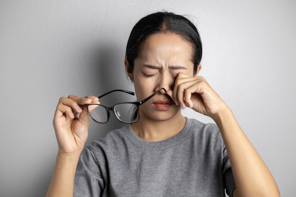 當人睡眠不足、熬夜或壓力過大時,容易造成神經過度緊繃,令眼部肌肉受到壓力而不停抽動。