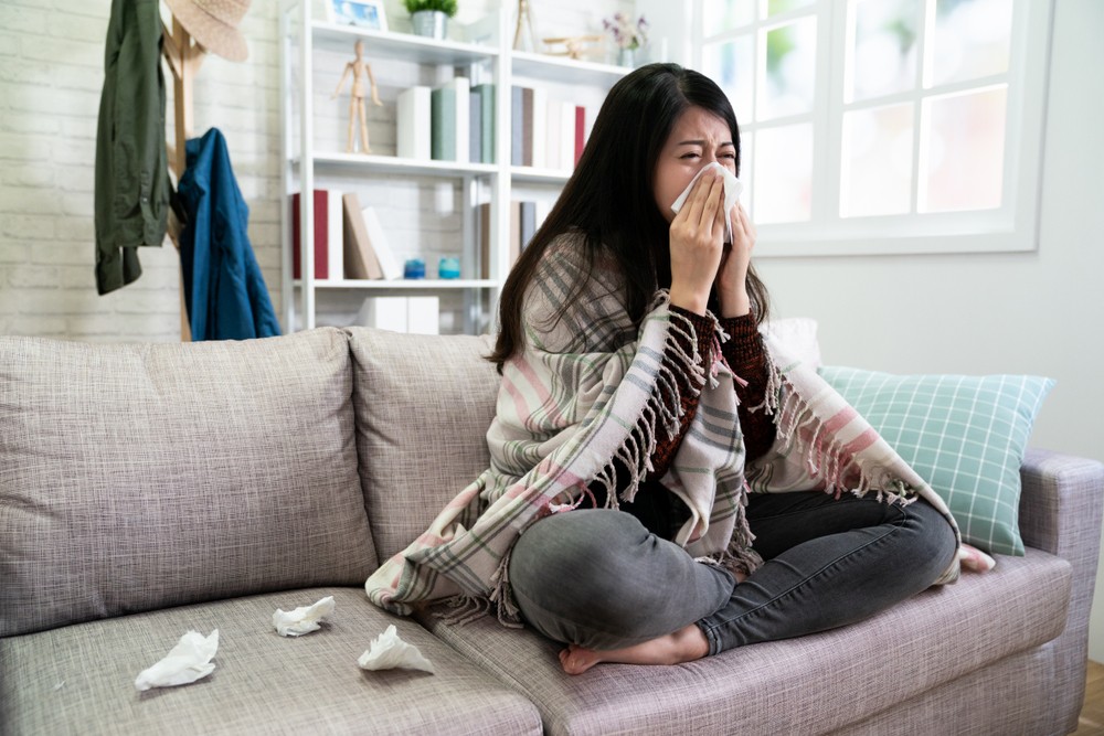 過敏性鼻炎的患者,可能出現以下的鼻徵狀:打噴嚏、流鼻水、鼻塞、鼻子發癢、嗅覺遲鈍、鼻黏膜潰爛、鼻子發熱等。