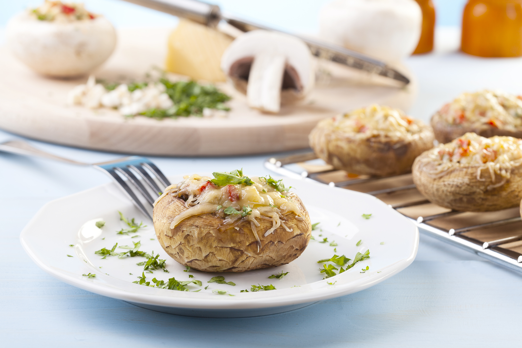 煙三文魚焗大啡菇材料簡單。