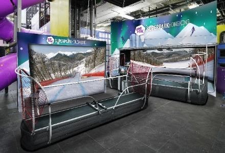 香港SuperPark最近引入兩部仿真度極高的滑雪和滑雪板引力模擬器SuperSKI。