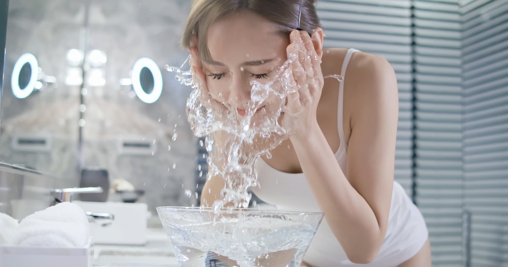 冬天乾燥時,每天洗臉的次數不宜過多。