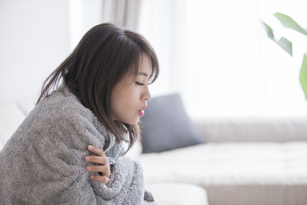 你會將暖包放在口袋暖手,或是貼在衣服上?日本醫學博士福田千晶在《暖活:手腳冰冷隱藏著可怕的危機!》一書中就建議,將暖貼在「腰部兩側」最為保暖。