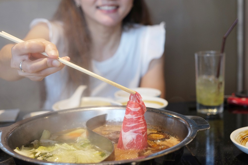 想避免食物中毒,要徹底煮熟食物,食物中心溫度要達到攝氏75度或以上。
