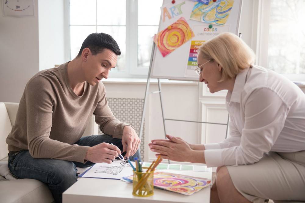 任何年齡人士均可接受表達藝術治療。